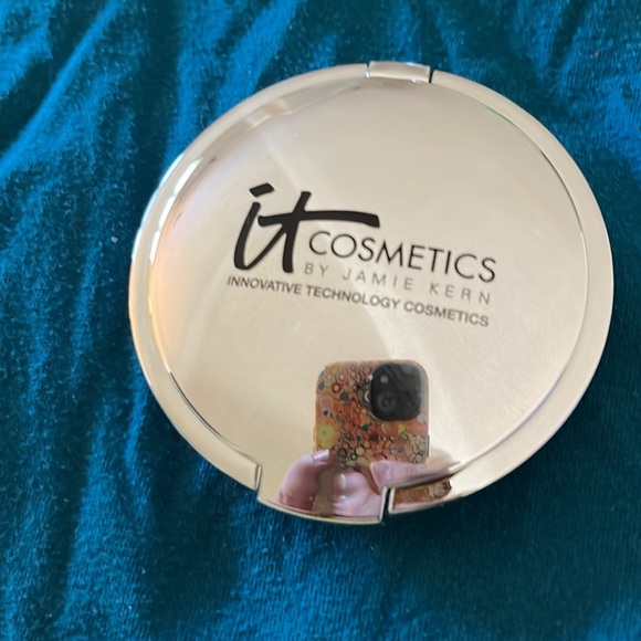 it Cosmetics HELLO LIGHT Illuminator. - Picture 3 of 4